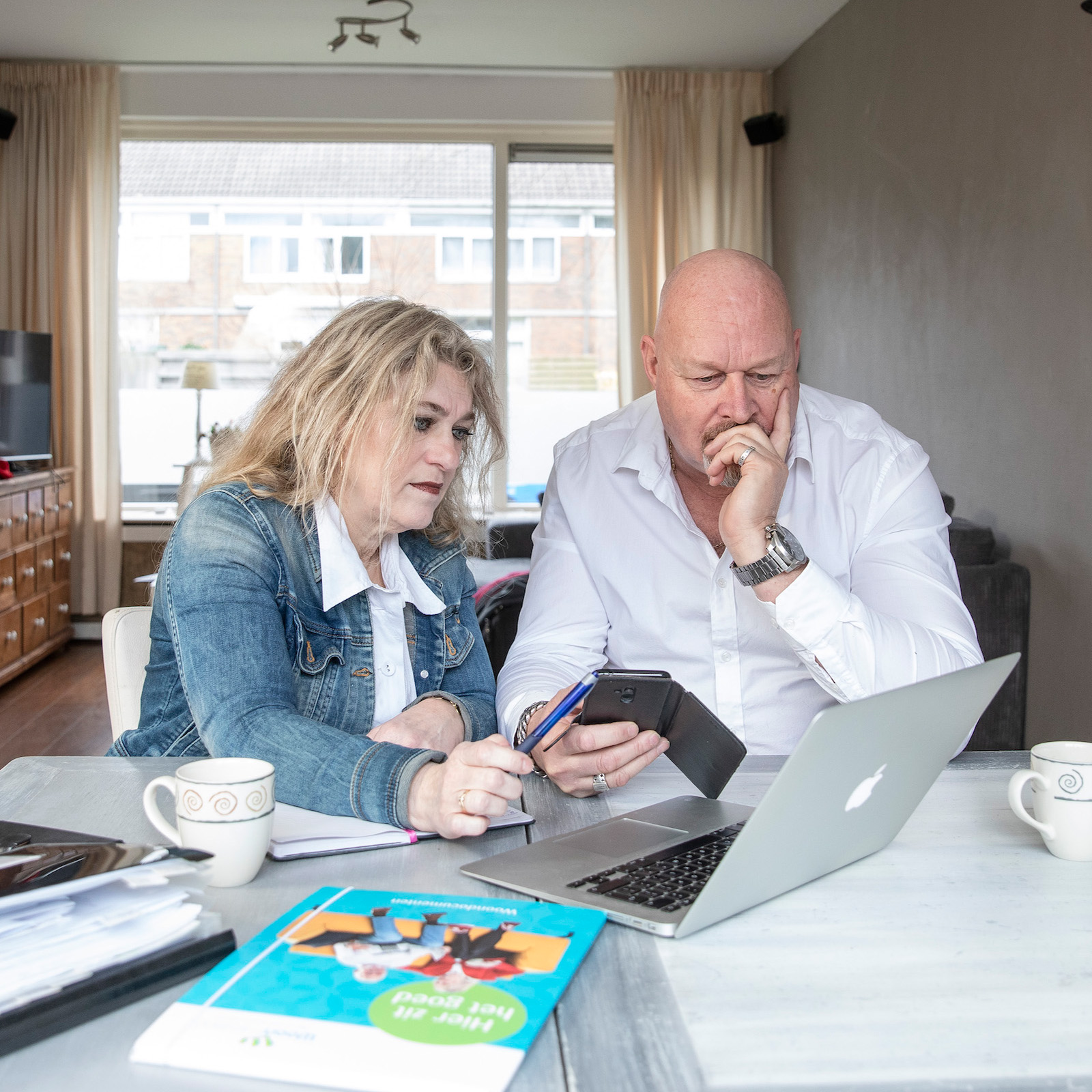 Man en vrouw kijken bedenkelijk naar laptop